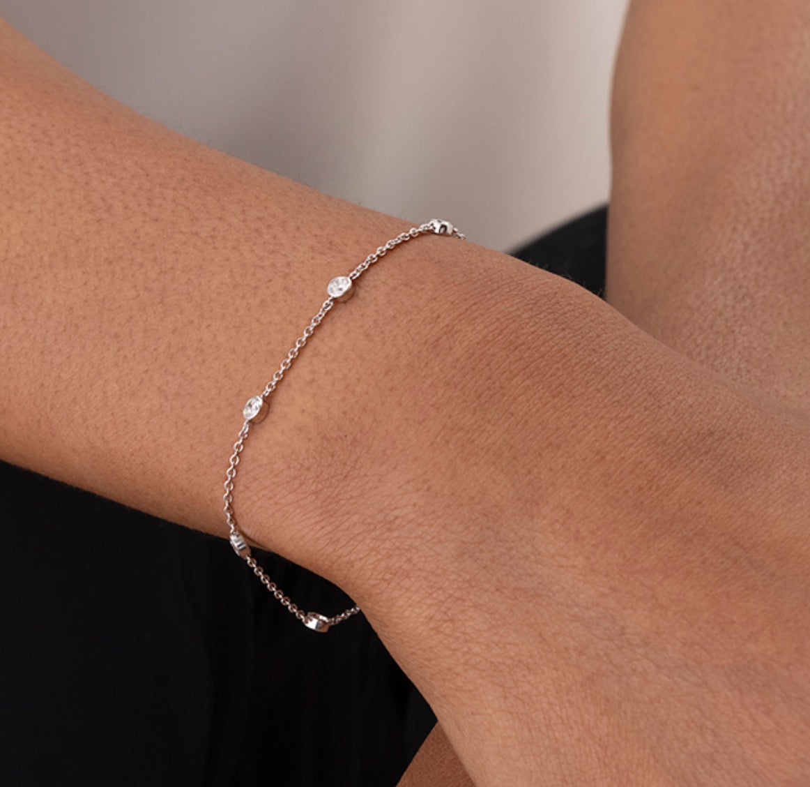 Mariposa Celestial 18k Orbital 7 stone diamond bracelet D 0.55ctw